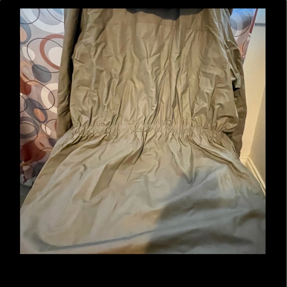 ☔️NWOT☔️Rain☔️ Coat 🧥 Nice Fit Has Snug Elastic around Waist for added comfort - Picture 3 of 3